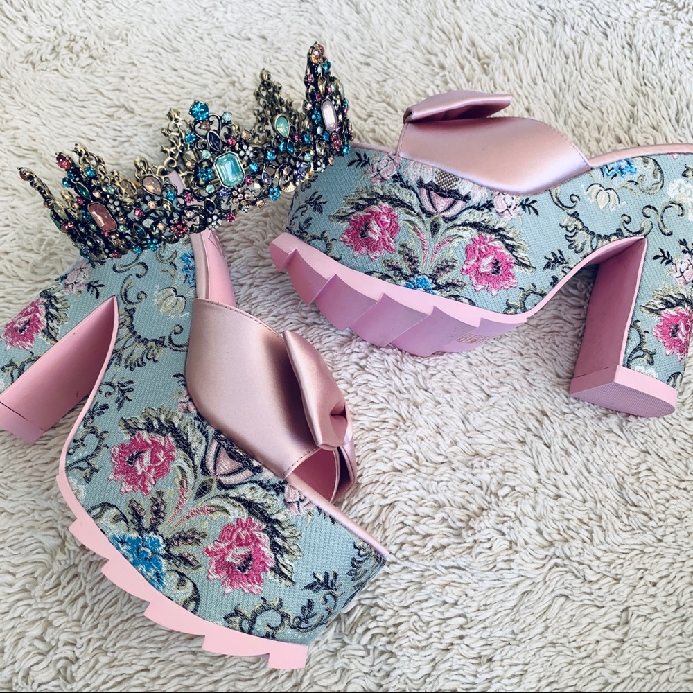 New YRU Pink Satin Bow Brocade Platforms - Picture 2 of 6